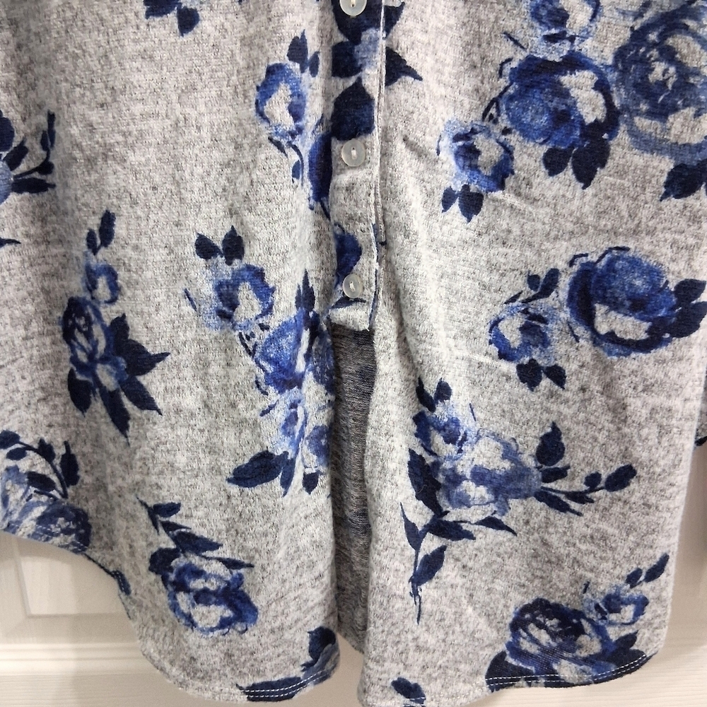 By & By Sweater Blue Roses Gray Background Size Large - Picture 8 of 14